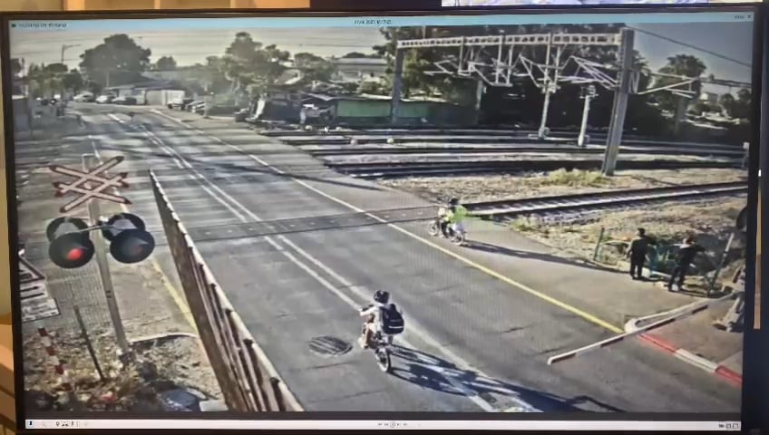 נס: הרכבת כמעט דרסה את רוכבי האופניים