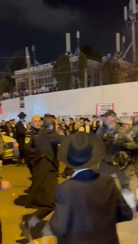 תיעוד בלעדי: סגן מפקד התחנה בועט במפגין החרדי