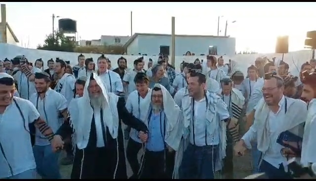 בתפילה ההמונית: ברית מילה ראשונה באביתר