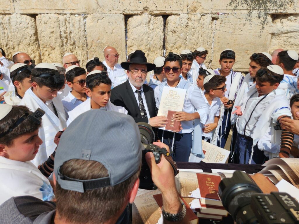 ברחבת הכותל המערבי: אנוסי משהד הגיעו למצוות