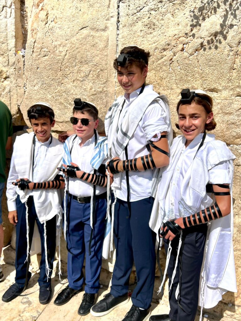 ברחבת הכותל המערבי: אנוסי משהד הגיעו למצוות