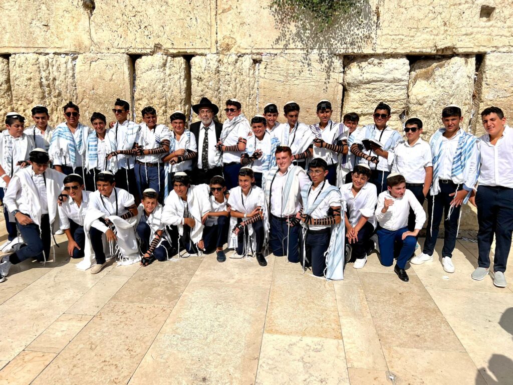 ברחבת הכותל המערבי: אנוסי משהד הגיעו למצוות