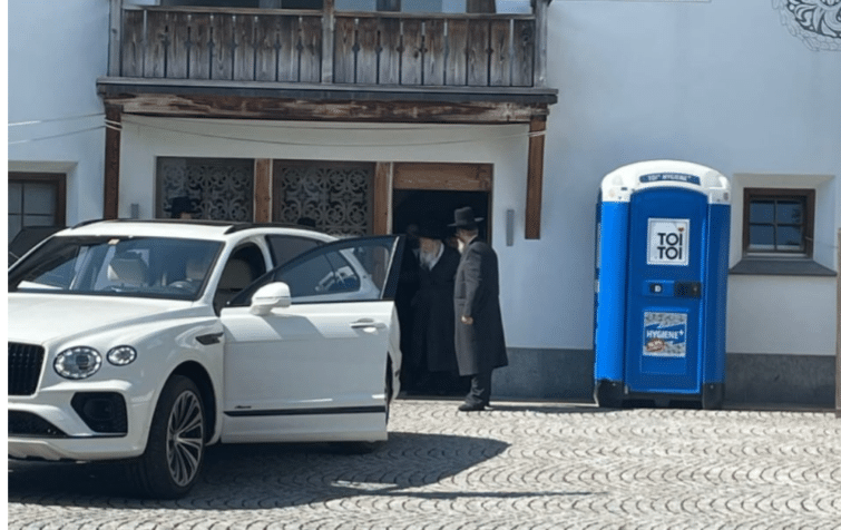 בנאות דשא: האדמו"ר מגור הולך עם החסידים בשוויץ