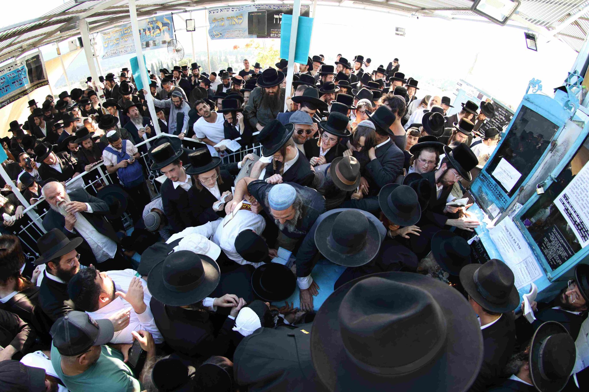 גלריה: המונים השתטחו על ציון האר"י הקדוש בצפת