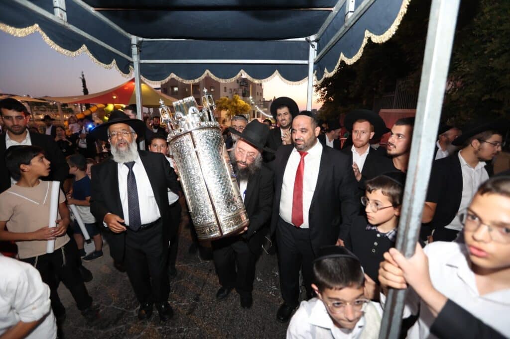 גלריה: בביתר חגגו הכנסת ס"ת לאורות ההלכה גלריה: בביתר חגגו הכנסת ס"ת לאורות ההלכה