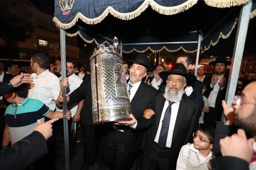 גלריה: בביתר חגגו הכנסת ס"ת לאורות ההלכה גלריה: בביתר חגגו הכנסת ס"ת לאורות ההלכה