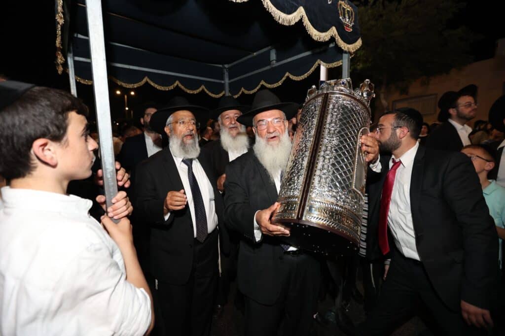 גלריה: בביתר חגגו הכנסת ס"ת לאורות ההלכה גלריה: בביתר חגגו הכנסת ס"ת לאורות ההלכה