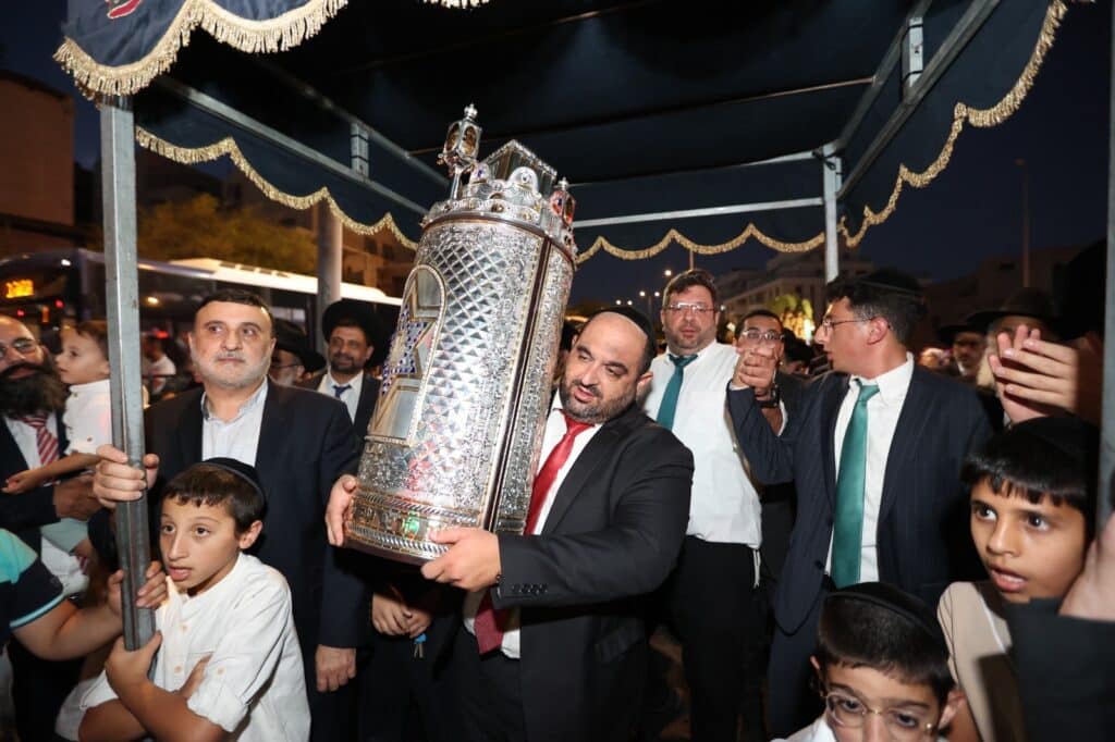 גלריה: בביתר חגגו הכנסת ס"ת לאורות ההלכה גלריה: בביתר חגגו הכנסת ס"ת לאורות ההלכה