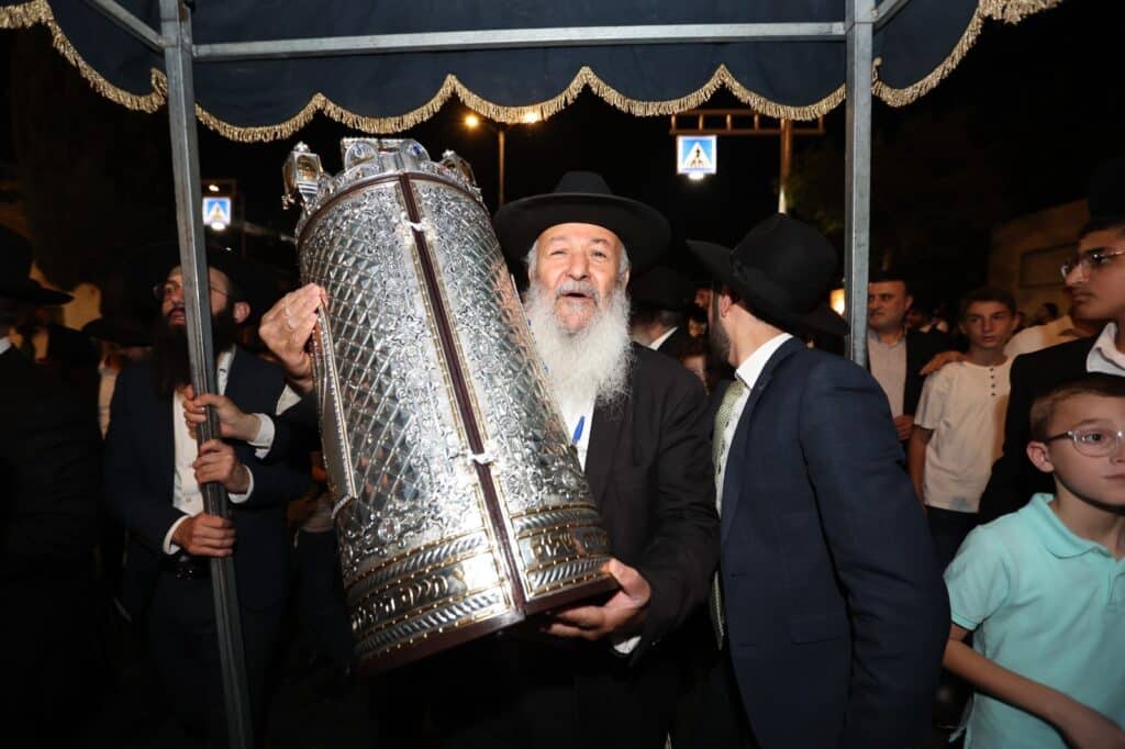 גלריה: בביתר חגגו הכנסת ס"ת לאורות ההלכה גלריה: בביתר חגגו הכנסת ס"ת לאורות ההלכה