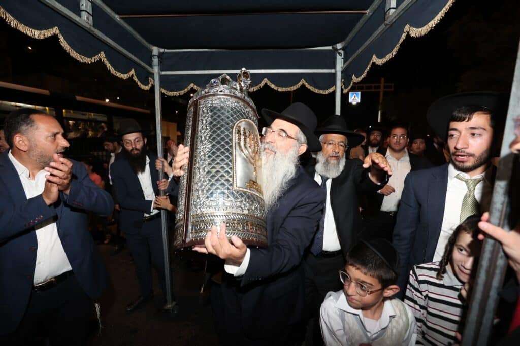 גלריה: בביתר חגגו הכנסת ס"ת לאורות ההלכה גלריה: בביתר חגגו הכנסת ס"ת לאורות ההלכה