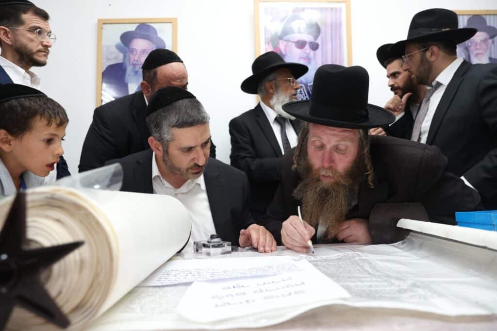 גלריה: בביתר חגגו הכנסת ס"ת לאורות ההלכה גלריה: בביתר חגגו הכנסת ס"ת לאורות ההלכה