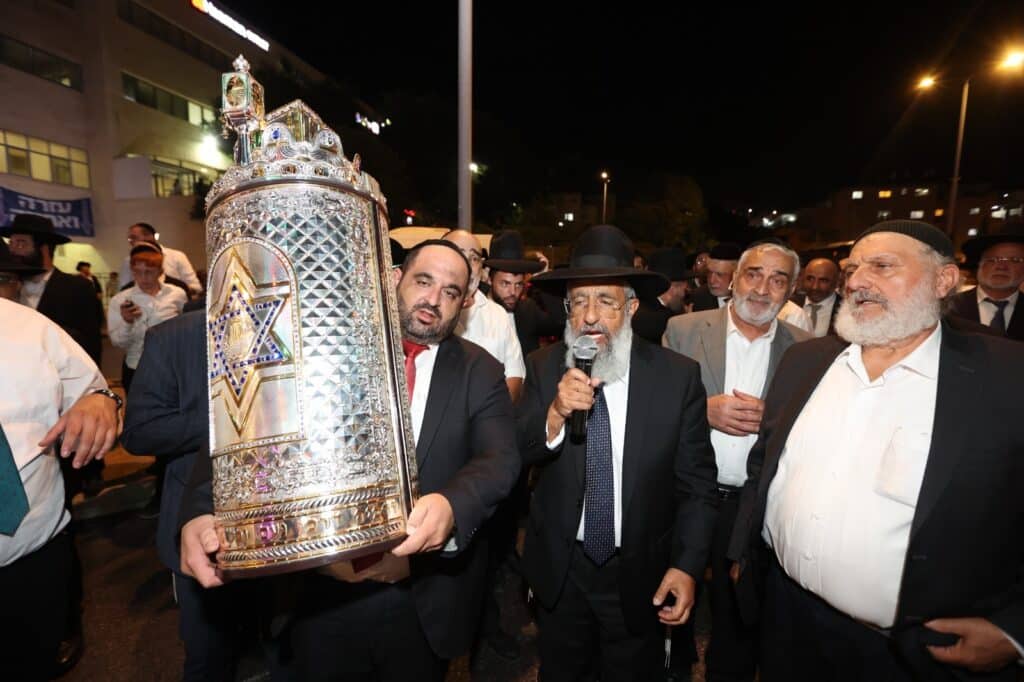 גלריה: בביתר חגגו הכנסת ס"ת לאורות ההלכה גלריה: בביתר חגגו הכנסת ס"ת לאורות ההלכה