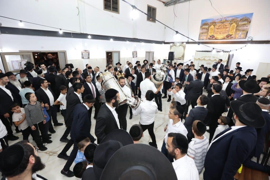 גלריה: בביתר חגגו הכנסת ס"ת לאורות ההלכה גלריה: בביתר חגגו הכנסת ס"ת לאורות ההלכה