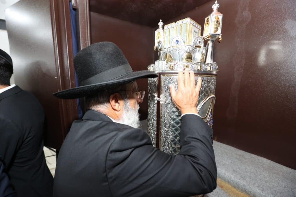 גלריה: בביתר חגגו הכנסת ס"ת לאורות ההלכה גלריה: בביתר חגגו הכנסת ס"ת לאורות ההלכה