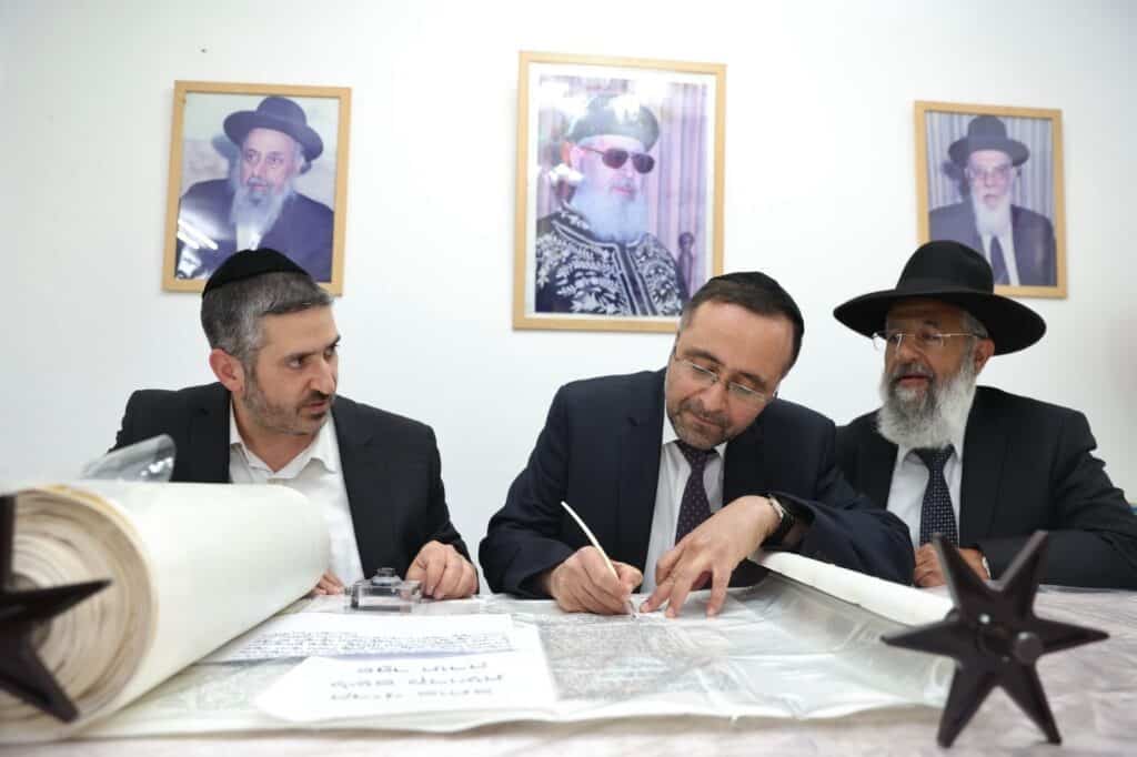 גלריה: בביתר חגגו הכנסת ס"ת לאורות ההלכה גלריה: בביתר חגגו הכנסת ס"ת לאורות ההלכה