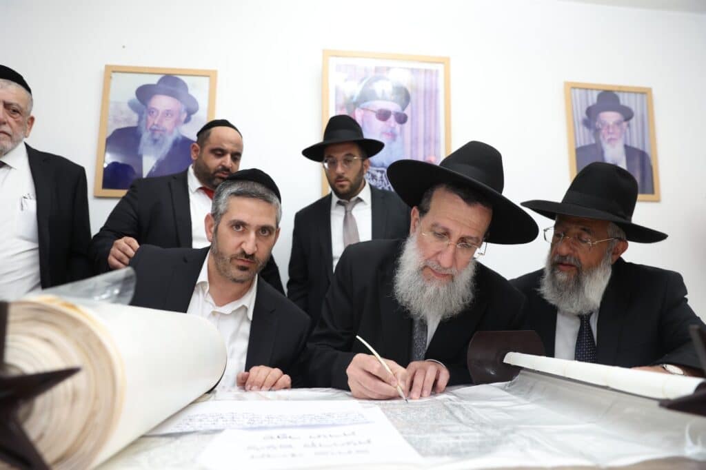 גלריה: בביתר חגגו הכנסת ס"ת לאורות ההלכה גלריה: בביתר חגגו הכנסת ס"ת לאורות ההלכה