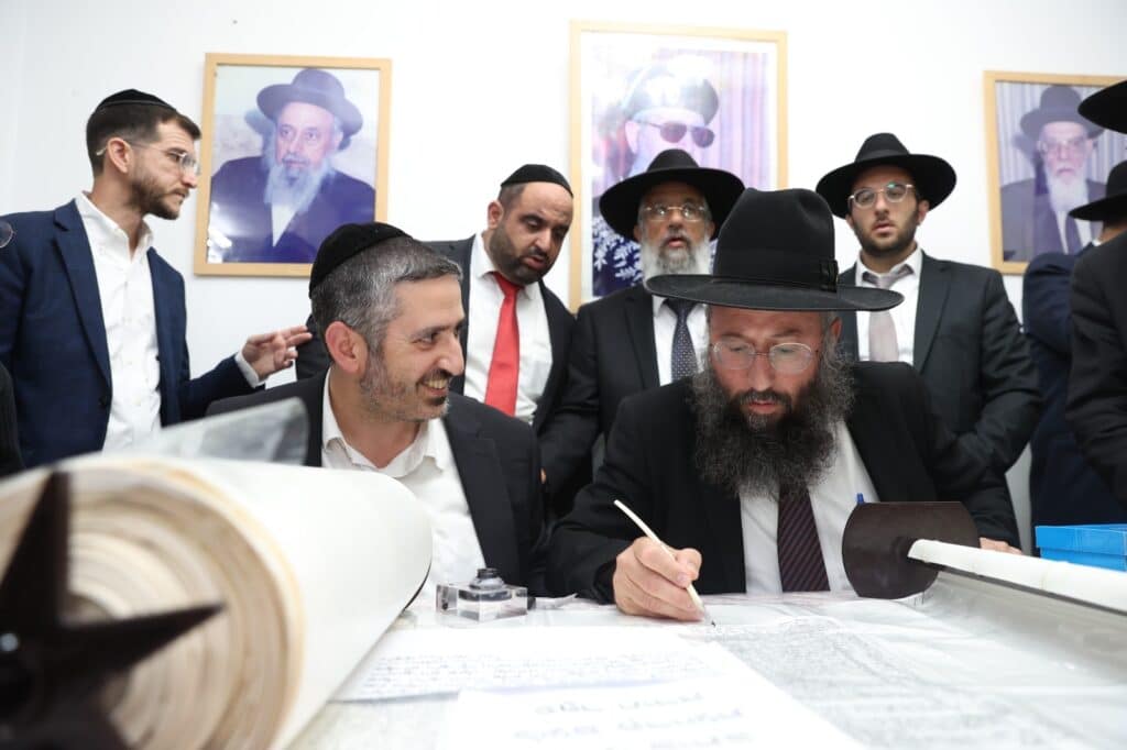 גלריה: בביתר חגגו הכנסת ס"ת לאורות ההלכה גלריה: בביתר חגגו הכנסת ס"ת לאורות ההלכה