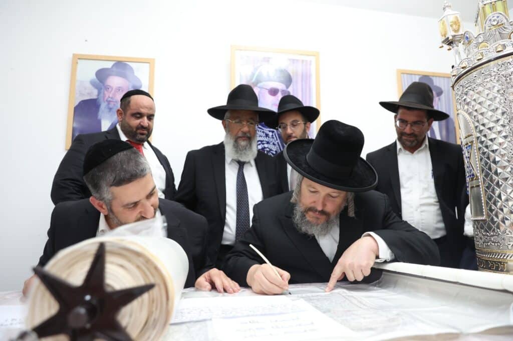 גלריה: בביתר חגגו הכנסת ס"ת לאורות ההלכה גלריה: בביתר חגגו הכנסת ס"ת לאורות ההלכה