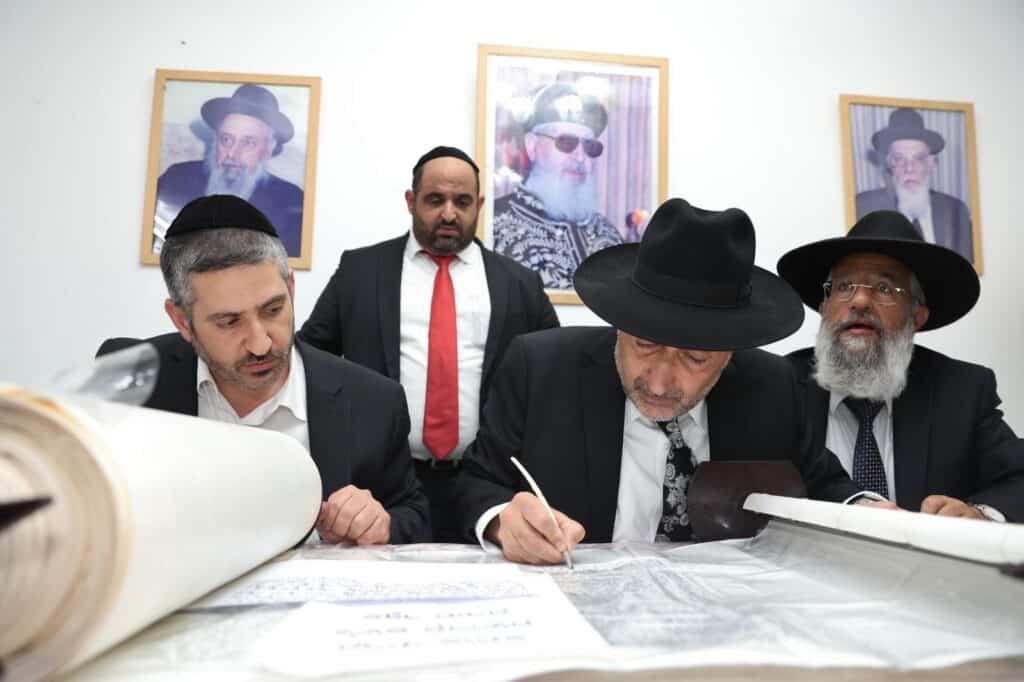 גלריה: בביתר חגגו הכנסת ס"ת לאורות ההלכה גלריה: בביתר חגגו הכנסת ס"ת לאורות ההלכה