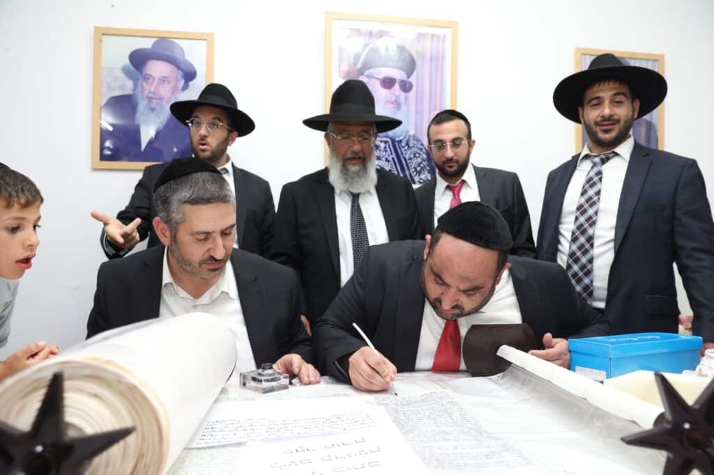 גלריה: בביתר חגגו הכנסת ס"ת לאורות ההלכה גלריה: בביתר חגגו הכנסת ס"ת לאורות ההלכה