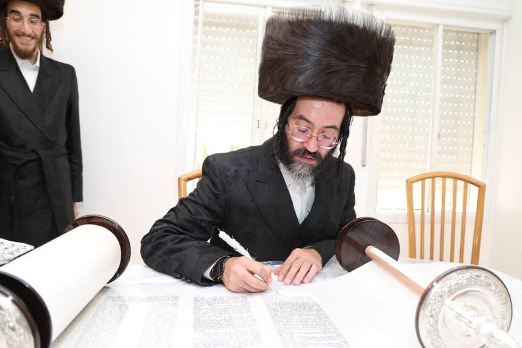 הנגיד הכניס ס"ת להיכל ישיבת 'אוהל שמעון' ערלוי