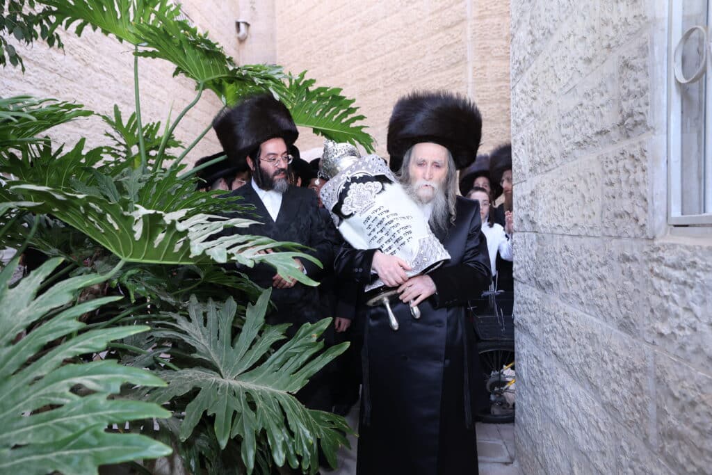 הנגיד הכניס ס"ת להיכל ישיבת 'אוהל שמעון' ערלוי