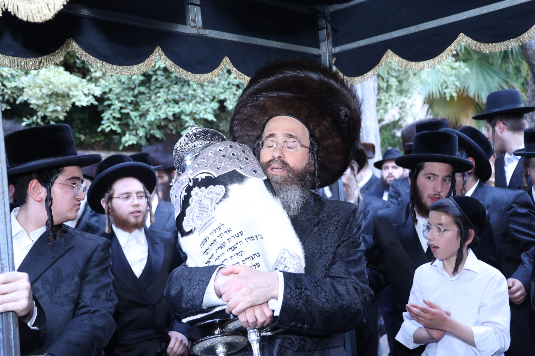 הנגיד הכניס ס"ת להיכל ישיבת 'אוהל שמעון' ערלוי