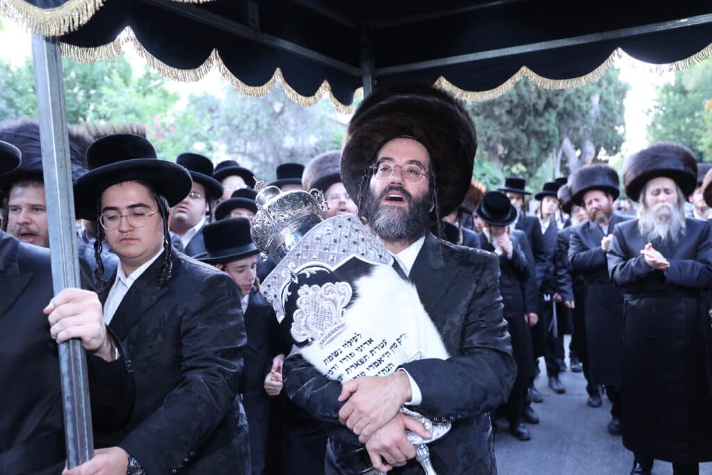 הנגיד הכניס ס"ת להיכל ישיבת 'אוהל שמעון' ערלוי