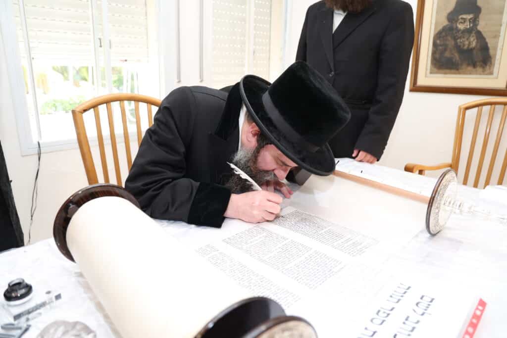 הנגיד הכניס ס"ת להיכל ישיבת 'אוהל שמעון' ערלוי