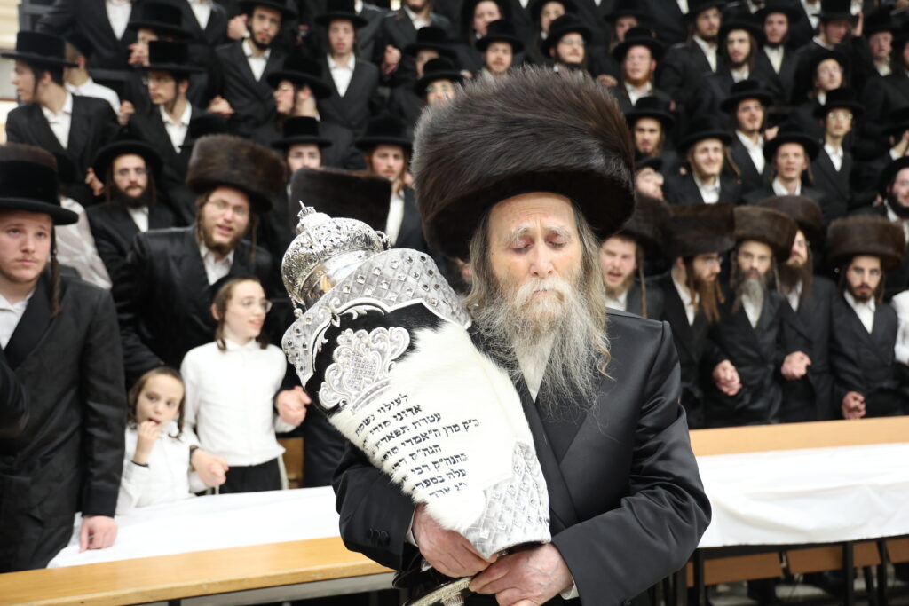 הנגיד הכניס ס"ת להיכל ישיבת 'אוהל שמעון' ערלוי