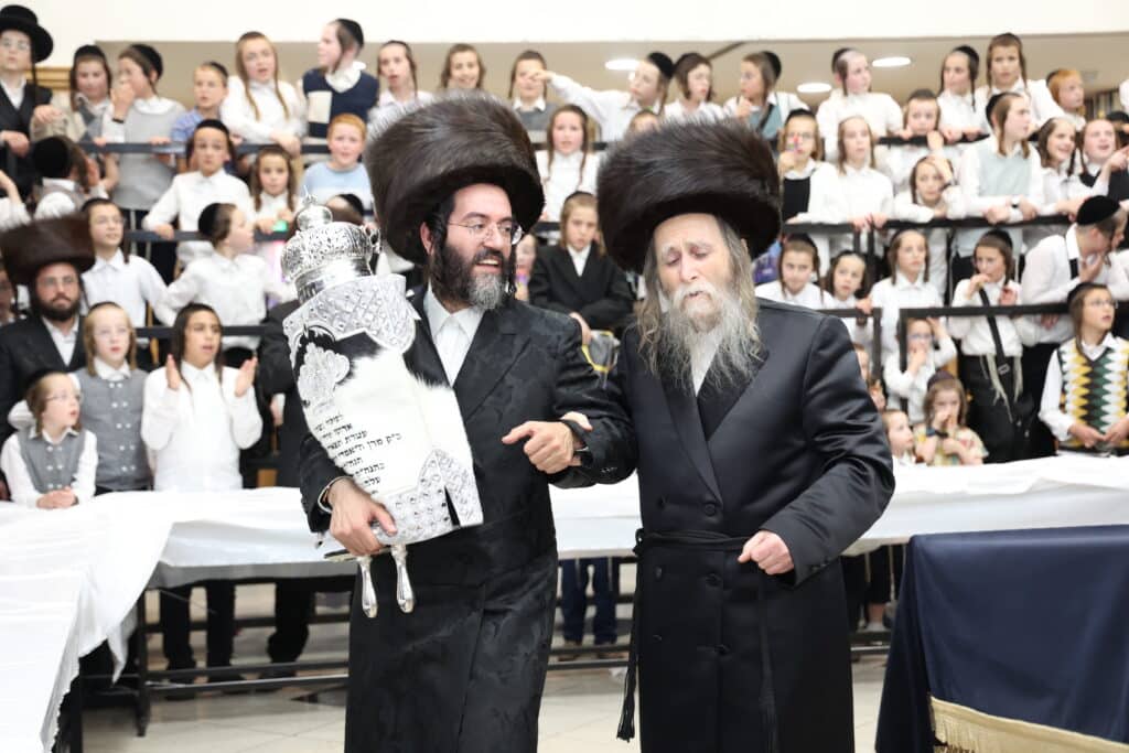 הנגיד הכניס ס"ת להיכל ישיבת 'אוהל שמעון' ערלוי