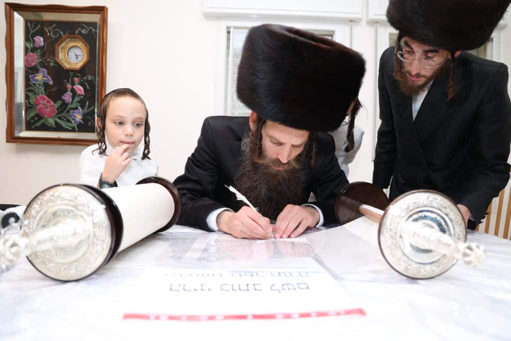 הנגיד הכניס ס"ת להיכל ישיבת 'אוהל שמעון' ערלוי