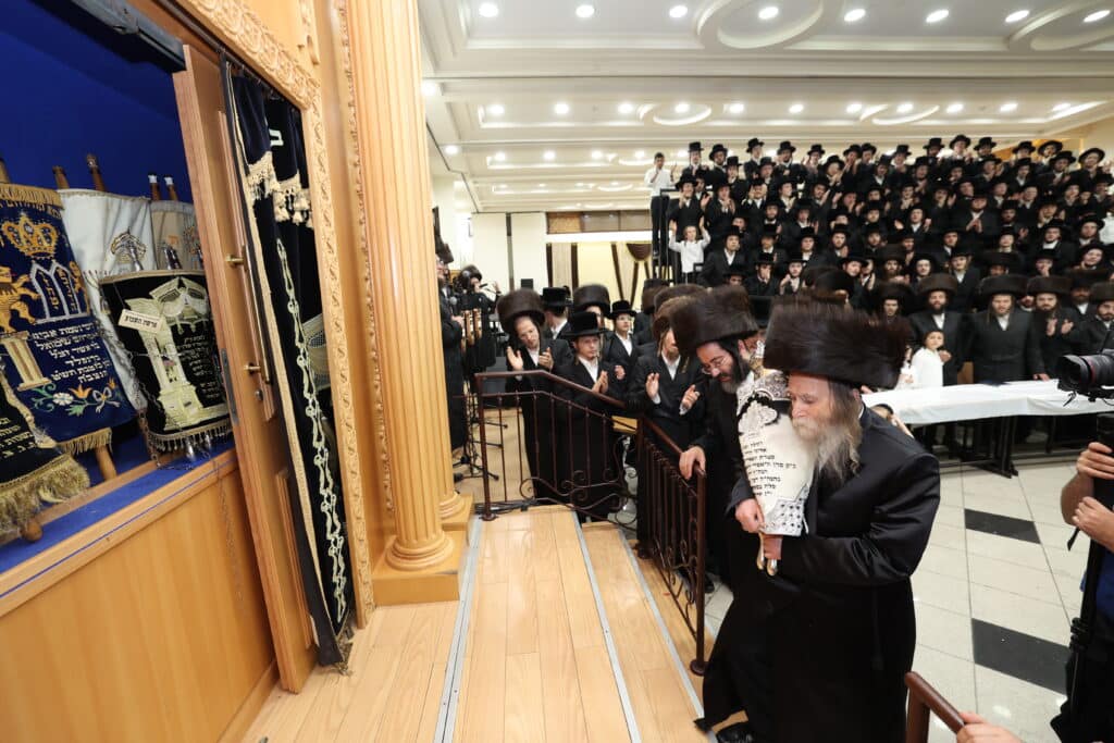 הנגיד הכניס ס"ת להיכל ישיבת 'אוהל שמעון' ערלוי