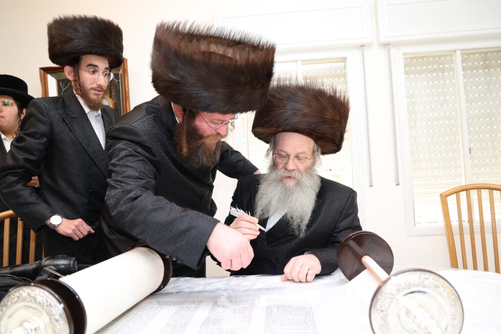 הנגיד הכניס ס"ת להיכל ישיבת 'אוהל שמעון' ערלוי