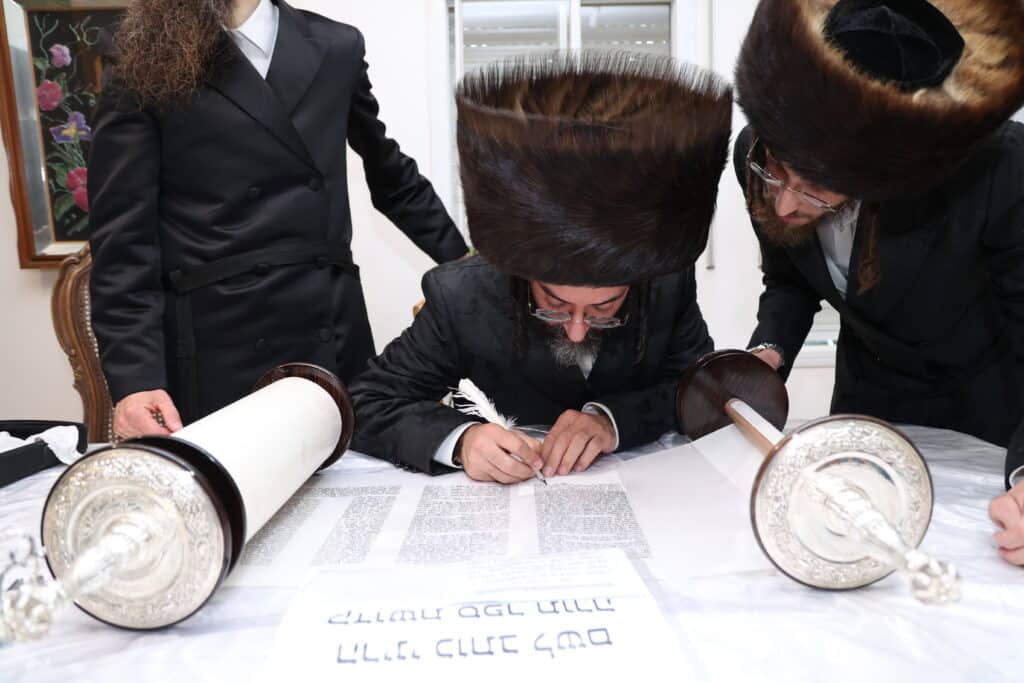 הנגיד הכניס ס"ת להיכל ישיבת 'אוהל שמעון' ערלוי