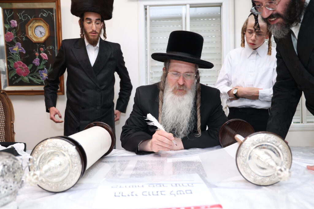 הנגיד הכניס ס"ת להיכל ישיבת 'אוהל שמעון' ערלוי