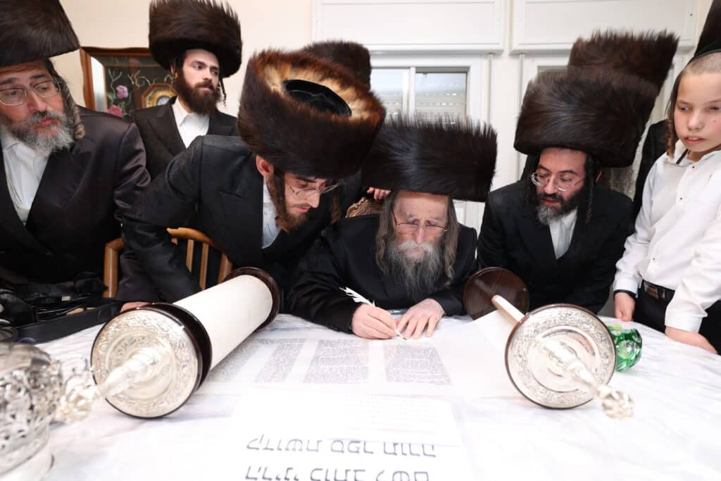 הנגיד הכניס ס"ת להיכל ישיבת 'אוהל שמעון' ערלוי