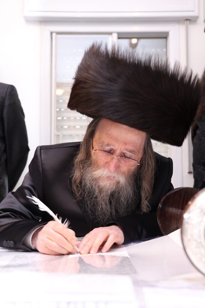 הנגיד הכניס ס"ת להיכל ישיבת 'אוהל שמעון' ערלוי