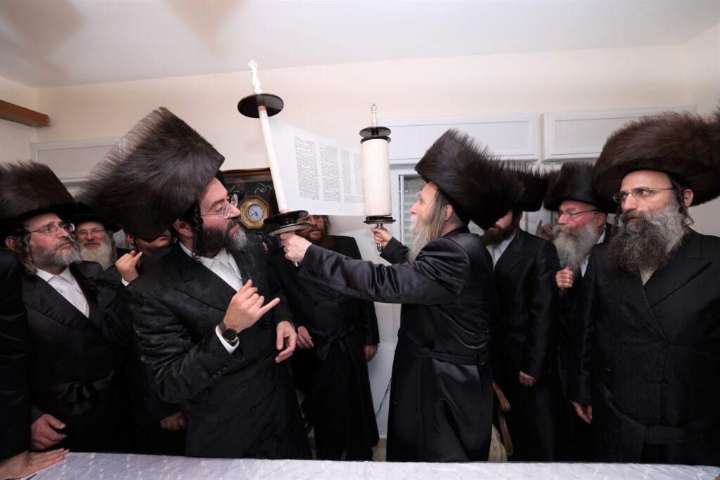 הנגיד הכניס ס"ת להיכל ישיבת 'אוהל שמעון' ערלוי