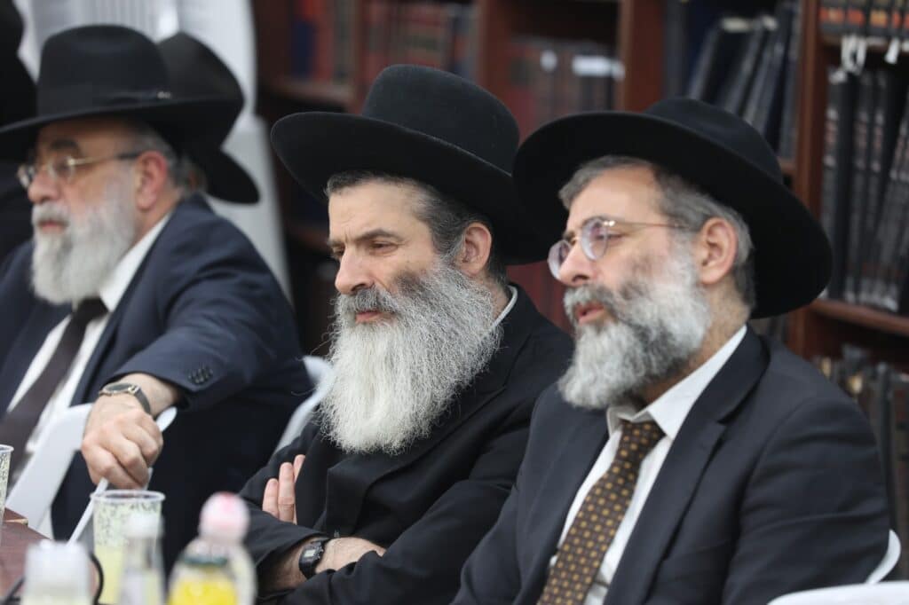 בוועידת החינוך: הגר"מ צדקה דן עם המשגיחים