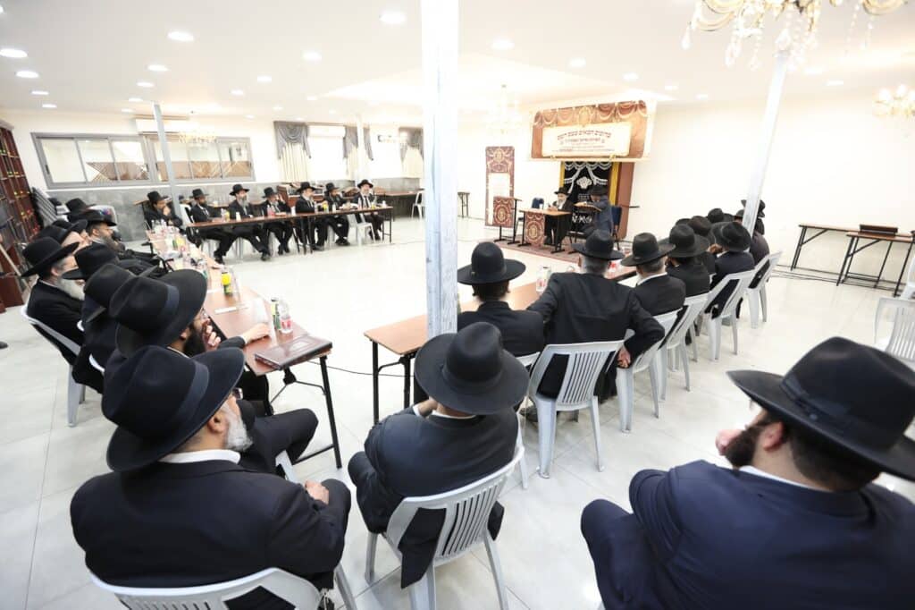 בוועידת החינוך: הגר"מ צדקה דן עם המשגיחים