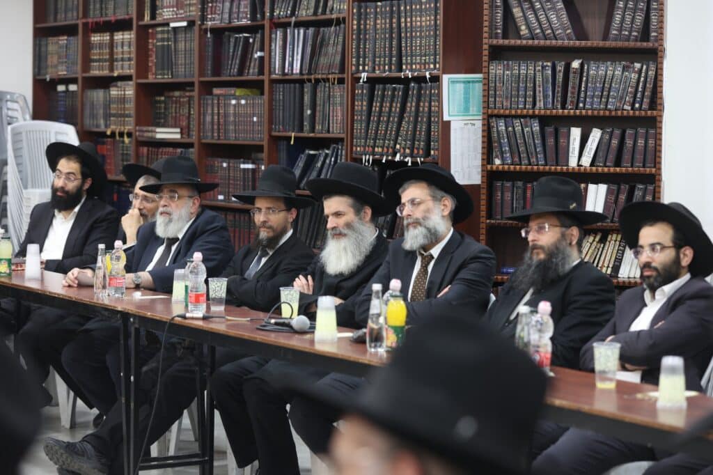 בוועידת החינוך: הגר"מ צדקה דן עם המשגיחים