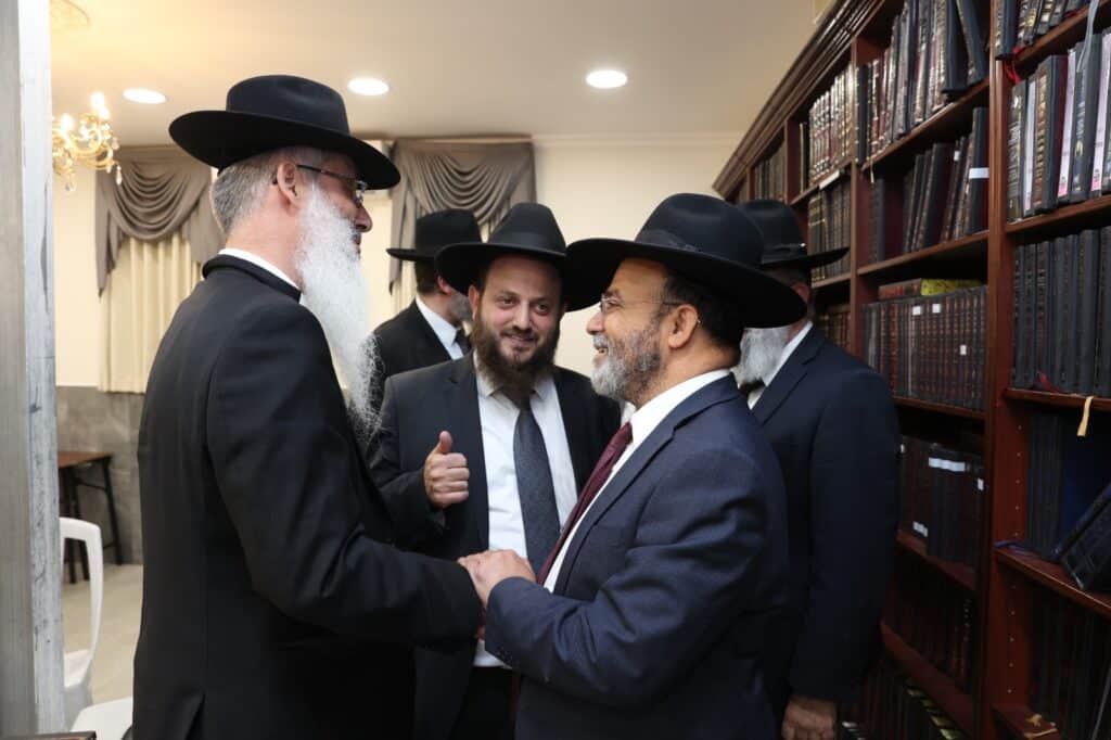 בוועידת החינוך: הגר"מ צדקה דן עם המשגיחים