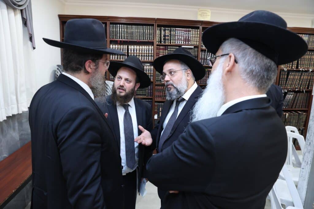 בוועידת החינוך: הגר"מ צדקה דן עם המשגיחים