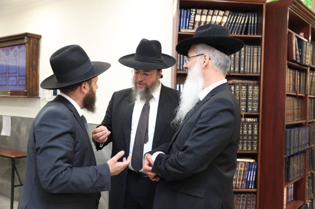 בוועידת החינוך: הגר"מ צדקה דן עם המשגיחים