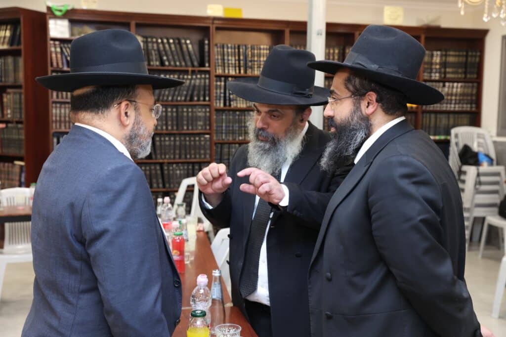 בוועידת החינוך: הגר"מ צדקה דן עם המשגיחים