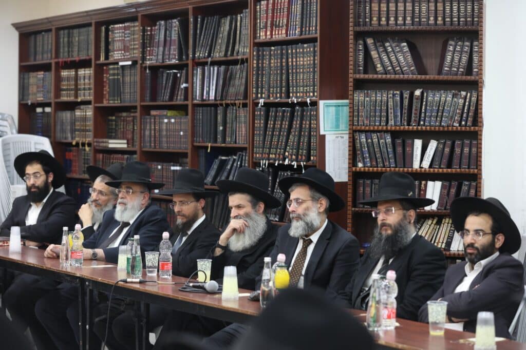 בוועידת החינוך: הגר"מ צדקה דן עם המשגיחים