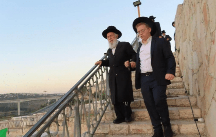 הגר"י זילברשטיין עלה לקברו של חמיו הגרי"ש אלישיב זצוק"ל