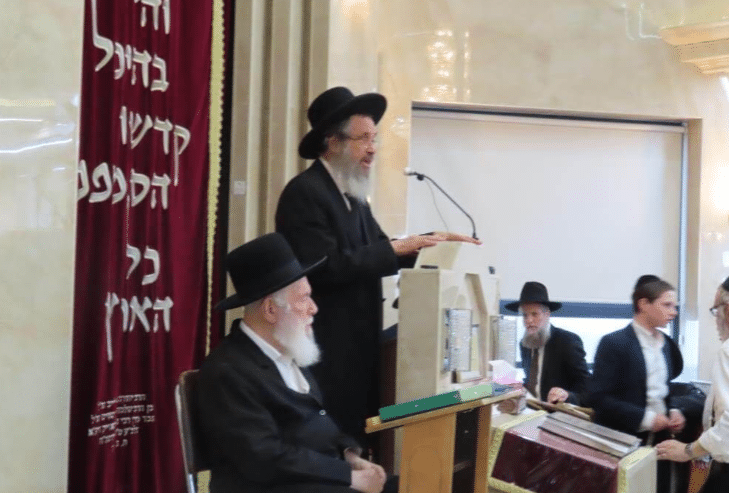 הגר"י זילברשטיין עלה לקברו של חמיו הגרי"ש אלישיב זצוק"ל