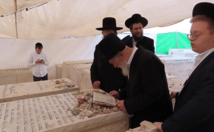 הגר"י זילברשטיין עלה לקברו של חמיו הגרי"ש אלישיב זצוק"ל